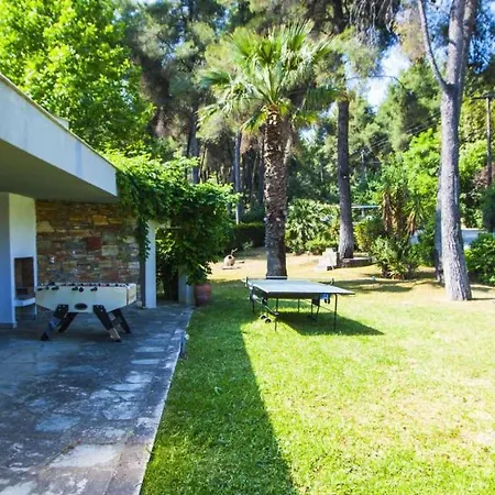 Peekaboo Shared Pool Villa *