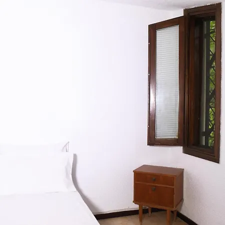 Peekaboo Shared Pool Villa *
