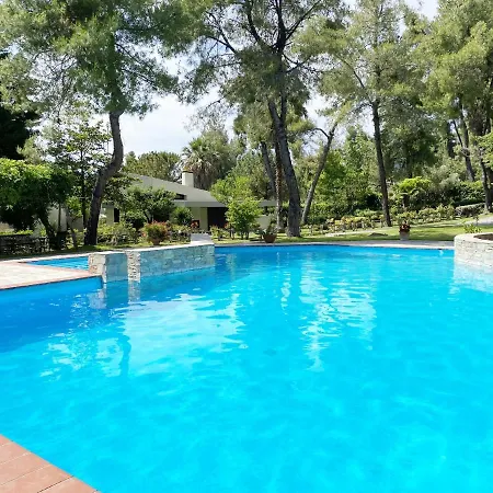 Peekaboo Shared Pool Villa